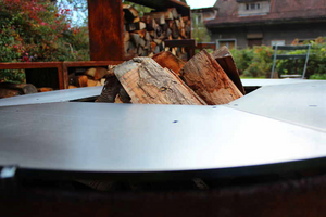 wood stacked in the centre of Ringgrill BBQ Grill