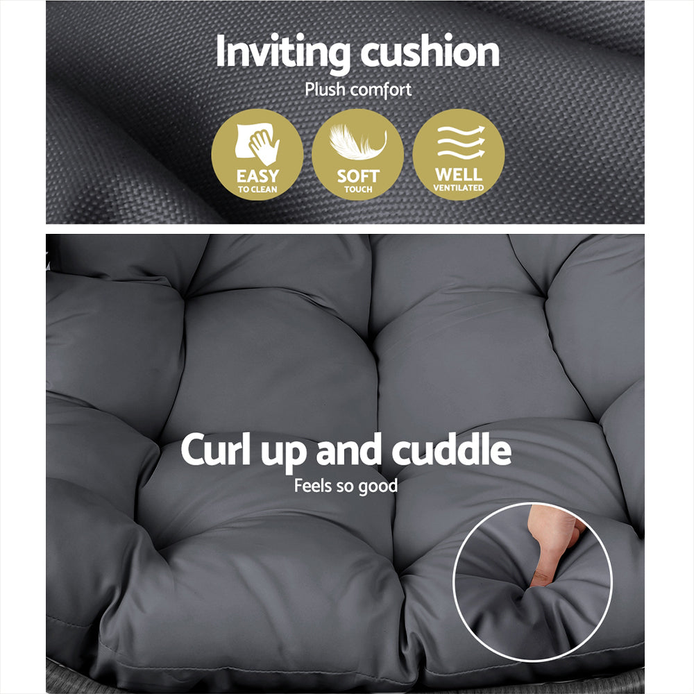 Gray cushion with text and icons indicating comfort features on a dark gray background.